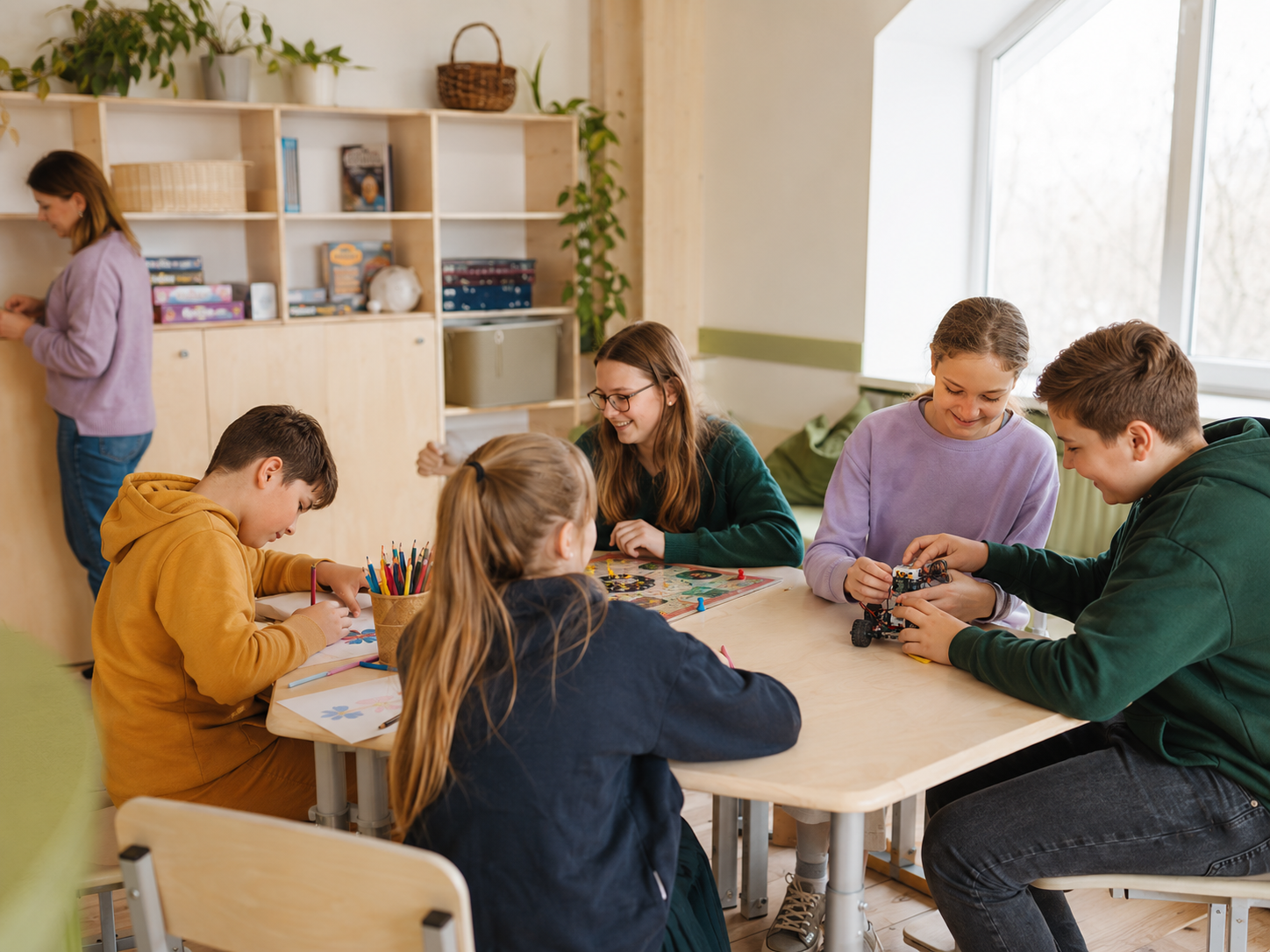 Vaikai ir jaunuoliai kartu kuria ir žaidžia dienos centre